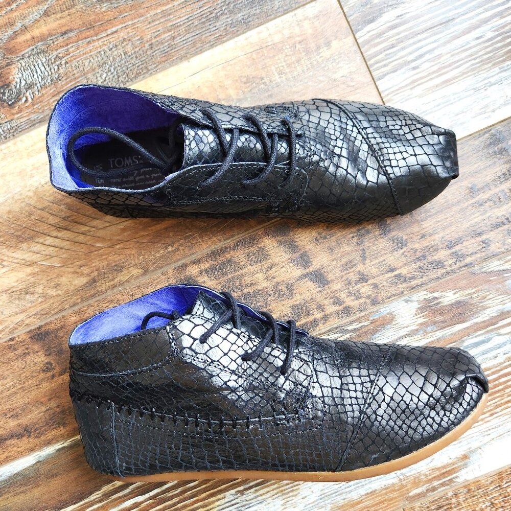 TOMS Serpentine Tribal Ankle Boots Lace-Up Snakeskin Embossed Leather Black